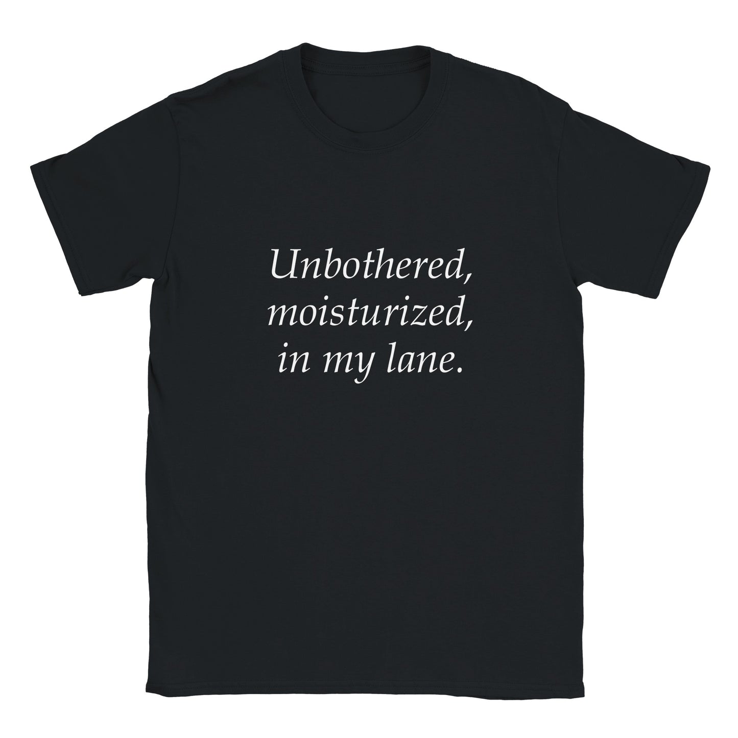 Rolig t-shirt med texten Unbothered, moisturized, in my lane