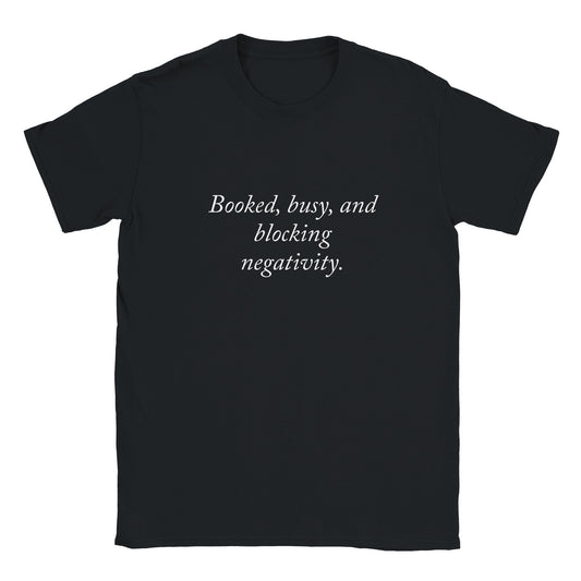 Rolig t-shirt med texten booked, busy and blocking negativity