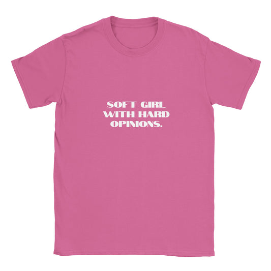 Rolig t-shirt med texten Soft girl with hard opinions