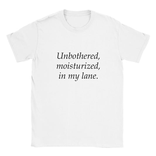 Rolig t-shirt med texten Unbothered, moisturized, in my lane