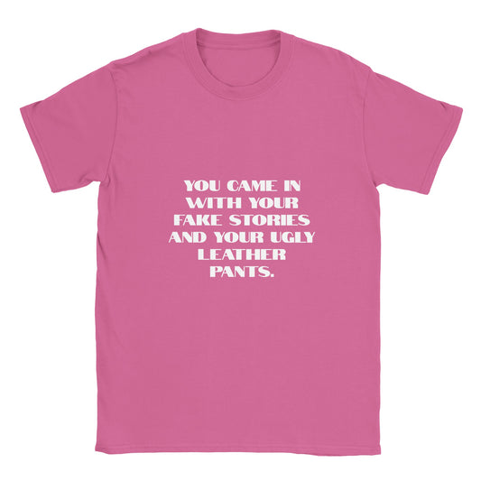 Rolig t-shirt med texten you came in with your fake stories and your ugly leather pants 