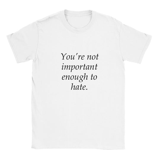 Rolig t-shirt med texten you're not important enough to hate 